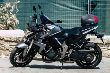 Kıbrıs Rum Kesimi 21 Mayıs 2020 'de Kıbrıs Rum Kesimi' nin Limasol adasının sokaklarına park edilmiş bir motosikletin kapatılması