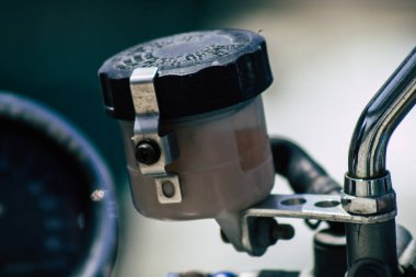 Kıbrıs Rum Kesimi 21 Mayıs 2020 'de Kıbrıs Rum Kesimi' nin Limasol adasının sokaklarına park edilmiş bir motosikletin kapatılması