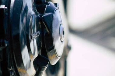 Kıbrıs Rum Kesimi 21 Mayıs 2020 'de Kıbrıs Rum Kesimi' nin Limasol adasının sokaklarına park edilmiş bir motosikletin kapatılması