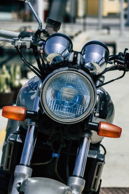 Kıbrıs Rum Kesimi 21 Mayıs 2020 'de Kıbrıs Rum Kesimi' nin Limasol adasının sokaklarına park edilmiş bir motosikletin kapatılması