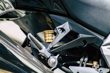 Kıbrıs Rum Kesimi 21 Mayıs 2020 'de Kıbrıs Rum Kesimi' nin Limasol adasının sokaklarına park edilmiş bir motosikletin kapatılması