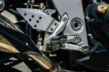 Kıbrıs Rum Kesimi 21 Mayıs 2020 'de Kıbrıs Rum Kesimi' nin Limasol adasının sokaklarına park edilmiş bir motosikletin kapatılması