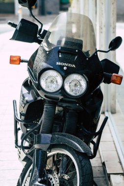 Kıbrıs Rum Kesimi 21 Mayıs 2020 'de Kıbrıs Rum Kesimi' nin Limasol adasının sokaklarına park edilmiş bir motosikletin kapatılması