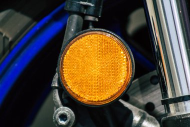 Kıbrıs Rum Kesimi 21 Mayıs 2020 'de Kıbrıs Rum Kesimi' nin Limasol adasının sokaklarına park edilmiş bir motosikletin kapatılması