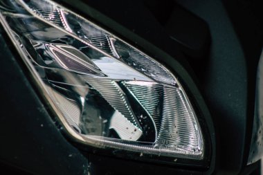 Kıbrıs Rum Kesimi 21 Mayıs 2020 'de Kıbrıs Rum Kesimi' nin Limasol adasının sokaklarına park edilmiş bir motosikletin kapatılması