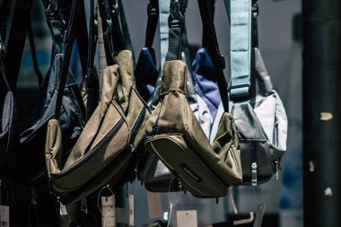 Kıbrıs Rum Kesimi 21 Mayıs 2020 'de Kıbrıs Rum Kesimi' ndeki Limasol adasındaki bir hediyelik eşya dükkanında satılan dekoratif eşyaların kapatılması