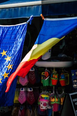 Kıbrıs Rum Kesimi 21 Mayıs 2020 'de Kıbrıs Rum Kesimi' ndeki Limasol adasındaki bir hediyelik eşya dükkanında satılan dekoratif eşyaların kapatılması