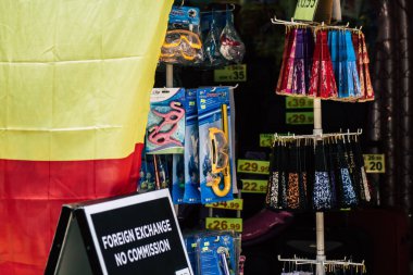 Kıbrıs Rum Kesimi 21 Mayıs 2020 'de Kıbrıs Rum Kesimi' ndeki Limasol adasındaki bir hediyelik eşya dükkanında satılan dekoratif eşyaların kapatılması