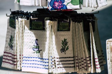 Kıbrıs Rum Kesimi 21 Mayıs 2020 'de Kıbrıs Rum Kesimi' ndeki Limasol adasındaki bir hediyelik eşya dükkanında satılan dekoratif eşyaların kapatılması