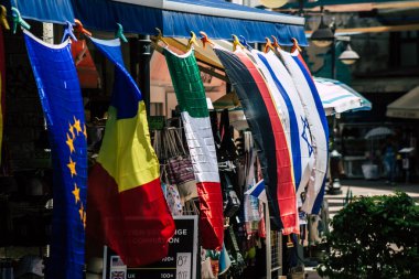 Kıbrıs Rum Kesimi 21 Mayıs 2020 'de Kıbrıs Rum Kesimi' ndeki Limasol adasındaki bir hediyelik eşya dükkanında satılan dekoratif eşyaların kapatılması