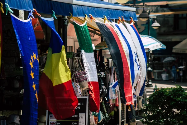Kıbrıs Rum Kesimi 21 Mayıs 2020 'de Kıbrıs Rum Kesimi' ndeki Limasol adasındaki bir hediyelik eşya dükkanında satılan dekoratif eşyaların kapatılması
