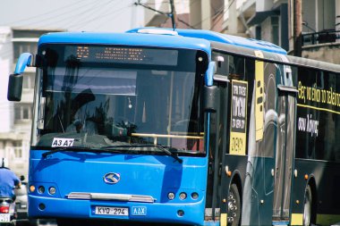Limasol Kıbrıs Rum Kesimi 21 Mayıs 2020 'de, Coronavirus salgını sırasında sabah saatlerinde Limasol sokaklarında dolaşan geleneksel bir Kıbrıs halk otobüsünün görüntüsü