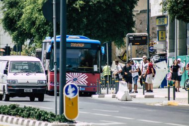 Limasol Kıbrıs Rum Kesimi 21 Mayıs 2020 'de, Coronavirus salgını sırasında sabah saatlerinde Limasol sokaklarında dolaşan geleneksel bir Kıbrıs halk otobüsünün görüntüsü