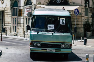 Limasol Kıbrıs Rum Kesimi 21 Mayıs 2020 'de, Coronavirus salgını sırasında sabah saatlerinde Limasol sokaklarında dolaşan geleneksel bir Kıbrıs halk otobüsünün görüntüsü