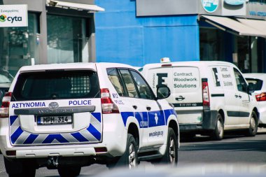 Limasol Kıbrıs Rum Kesimi 21 Mayıs 2020 Kıbrıs Rum Kesimi 'nin Kıbrıs Rum Kesimi' ndeki Limasol adasının sokaklarında geleneksel bir Kıbrıs polis aracının görüntüsü