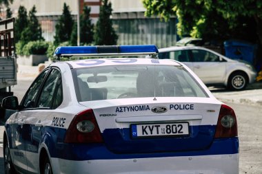 Limasol Kıbrıs Rum Kesimi 21 Mayıs 2020 Kıbrıs Rum Kesimi 'nin Kıbrıs Rum Kesimi' ndeki Limasol adasının sokaklarında geleneksel bir Kıbrıs polis aracının görüntüsü