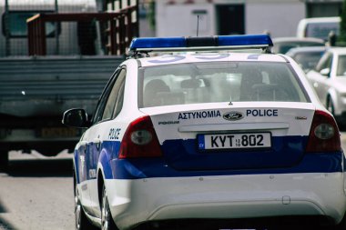 Limasol Kıbrıs Rum Kesimi 21 Mayıs 2020 Kıbrıs Rum Kesimi 'nin Kıbrıs Rum Kesimi' ndeki Limasol adasının sokaklarında geleneksel bir Kıbrıs polis aracının görüntüsü