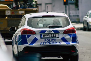 Limasol Kıbrıs Rum Kesimi 21 Mayıs 2020 Kıbrıs Rum Kesimi 'nin Kıbrıs Rum Kesimi' ndeki Limasol adasının sokaklarında geleneksel bir Kıbrıs polis aracının görüntüsü