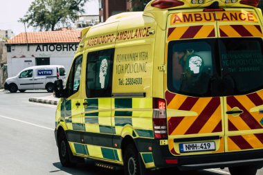 Kıbrıs Rum Kesimi 21 Mayıs 2020 Kıbrıs Rum Kesimi Kıbrıs Rum Kesimi 'nin Limasol adasının sokaklarında yürüyen geleneksel Kıbrıs ambulansı görülüyor