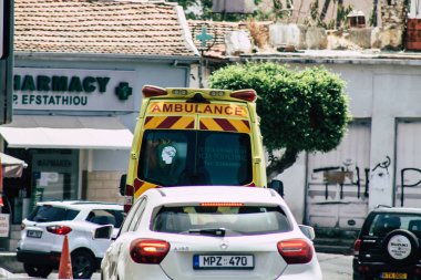 Kıbrıs Rum Kesimi 21 Mayıs 2020 Kıbrıs Rum Kesimi Kıbrıs Rum Kesimi 'nin Limasol adasının sokaklarında yürüyen geleneksel Kıbrıs ambulansı görülüyor