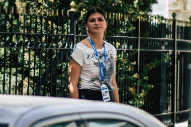 Limasol Kıbrıs Rum Kesimi 21 Mayıs 2020 Coronavirus salgını sırasında öğleden sonra Limasol sokaklarında yürüyen kimliği belirsiz kişilerin görüntüsü