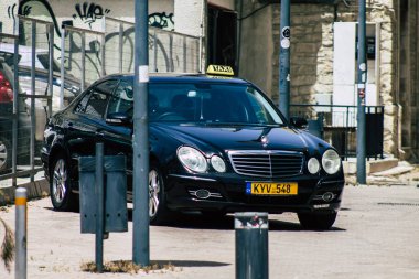 Kıbrıs Rum Kesimi 21 Mayıs 2020 'de Kıbrıs Rum Kesimi' nin Kıbrıs Rum Kesimi 'nin Limasol adasının sokaklarında geleneksel bir Kıbrıs taksisinin görüntüsü