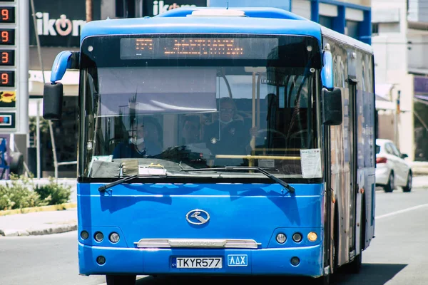 2020年5月21日 塞浦路斯利马索尔 Limassol Cyprus 看到一辆传统的塞浦路斯公共巴士上午在利马索尔 Limassol 街道上行驶 — 图库照片