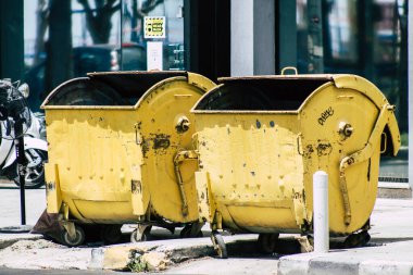 Kıbrıs Rum Kesimi 21 Mayıs 2020 'de Kıbrıs Rum Kesimi' nin Limasol adasında bir çöp konteynırının kapatılması