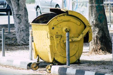 Kıbrıs Rum Kesimi 21 Mayıs 2020 'de Kıbrıs Rum Kesimi' nin Limasol adasında bir çöp konteynırının kapatılması