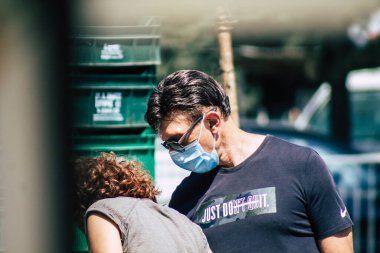 Kıbrıs Rum Kesimi 23 Mayıs 2020 'de, kendilerini sabah Limasol pazarındaki koronavirüsten korumak için maske takan kimliği belirsiz insanların portresi.