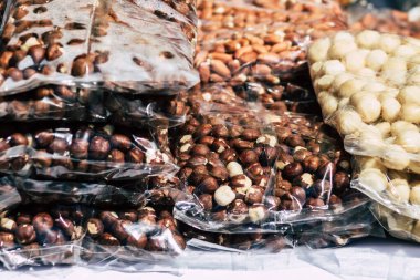 Kıbrıs Rum Kesimi 23 Mayıs 2020 'de Kıbrıs adasındaki Limasol pazarında satılan geleneksel kurutulmuş fındık manzarası