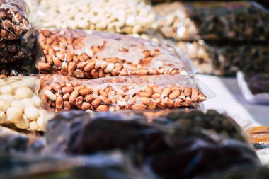 Kıbrıs Rum Kesimi 23 Mayıs 2020 'de Kıbrıs adasındaki Limasol pazarında satılan geleneksel kurutulmuş fındık manzarası