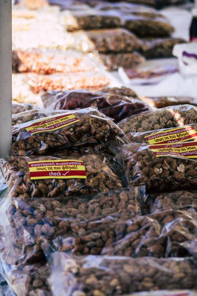 Limassolキプロス2020年5月23日キプロス島のLimassol市場で販売されている伝統的な乾燥ナッツの眺め — ストック写真