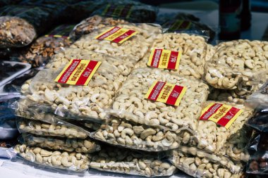 Kıbrıs Rum Kesimi 23 Mayıs 2020 'de Kıbrıs adasındaki Limasol pazarında satılan geleneksel kurutulmuş fındık manzarası