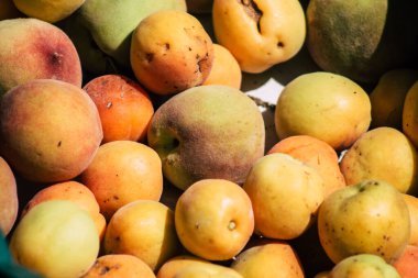 Kıbrıs Rum Kesimi 23 Mayıs 2020 'de Kıbrıs adasındaki Limasol pazarında satılan çeşitli taze meyvelerin manzarası