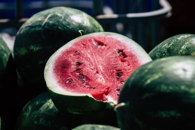 Kıbrıs Rum Kesimi 23 Mayıs 2020 'de Kıbrıs adasındaki Limasol pazarında satılan çeşitli taze meyvelerin manzarası