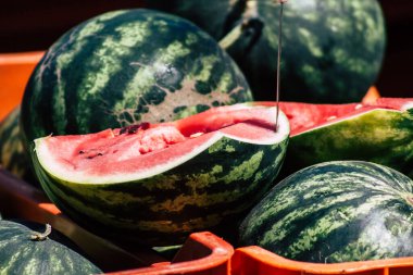 Kıbrıs Rum Kesimi 23 Mayıs 2020 'de Kıbrıs adasındaki Limasol pazarında satılan çeşitli taze meyvelerin manzarası