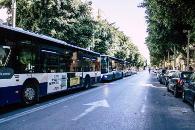 Tel Aviv İsrail 22 Mayıs 2020 'de öğleden sonra Tel Aviv sokaklarında dolaşan geleneksel bir İsrail halk otobüsünün görüntüsü