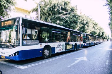 Tel Aviv İsrail 22 Mayıs 2020 'de öğleden sonra Tel Aviv sokaklarında dolaşan geleneksel bir İsrail halk otobüsünün görüntüsü