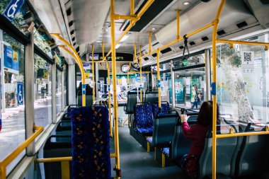 Tel Aviv İsrail 22 Mayıs 2020 öğleden sonra Tel Aviv sokaklarında dolaşan geleneksel bir İsrail halk otobüsünde kimliği belirsiz insanların görüntüsü
