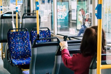 Tel Aviv İsrail 22 Mayıs 2020 öğleden sonra Tel Aviv sokaklarında dolaşan geleneksel bir İsrail halk otobüsünde kimliği belirsiz insanların görüntüsü
