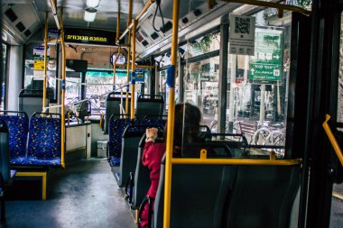 Tel Aviv İsrail 22 Mayıs 2020 öğleden sonra Tel Aviv sokaklarında dolaşan geleneksel bir İsrail halk otobüsünde kimliği belirsiz insanların görüntüsü