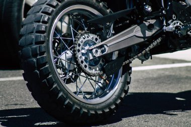 Kıbrıs Rum Kesimi 24 Mayıs 2020 'de Kıbrıs Rum Kesimi' nin Limasol adasında park halindeki bir KTM motosikletine yakın çekim