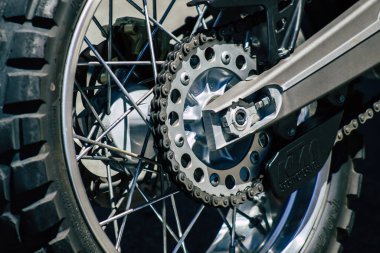 Kıbrıs Rum Kesimi 24 Mayıs 2020 'de Kıbrıs Rum Kesimi' nin Limasol adasında park halindeki bir KTM motosikletine yakın çekim