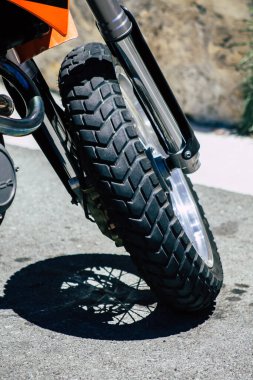 Kıbrıs Rum Kesimi 24 Mayıs 2020 'de Kıbrıs Rum Kesimi' nin Limasol adasında park halindeki bir KTM motosikletine yakın çekim