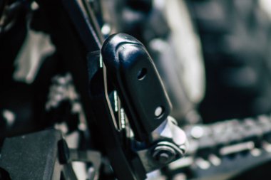 Kıbrıs Rum Kesimi 24 Mayıs 2020 'de Kıbrıs Rum Kesimi' nin Limasol adasında park halindeki bir KTM motosikletine yakın çekim