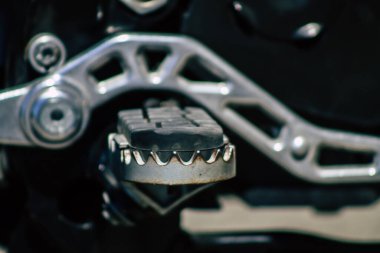 Kıbrıs Rum Kesimi 24 Mayıs 2020 'de Kıbrıs Rum Kesimi' nin Limasol adasında park halindeki bir KTM motosikletine yakın çekim