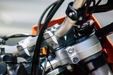 Kıbrıs Rum Kesimi 24 Mayıs 2020 'de Kıbrıs Rum Kesimi' nin Limasol adasında park halindeki bir KTM motosikletine yakın çekim