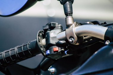 Kıbrıs Rum Kesimi 24 Mayıs 2020 'de Kıbrıs Rum Kesimi' nin Limasol adasında park halindeki bir KTM motosikletine yakın çekim