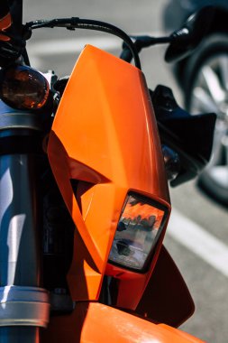 Kıbrıs Rum Kesimi 24 Mayıs 2020 'de Kıbrıs Rum Kesimi' nin Limasol adasında park halindeki bir KTM motosikletine yakın çekim